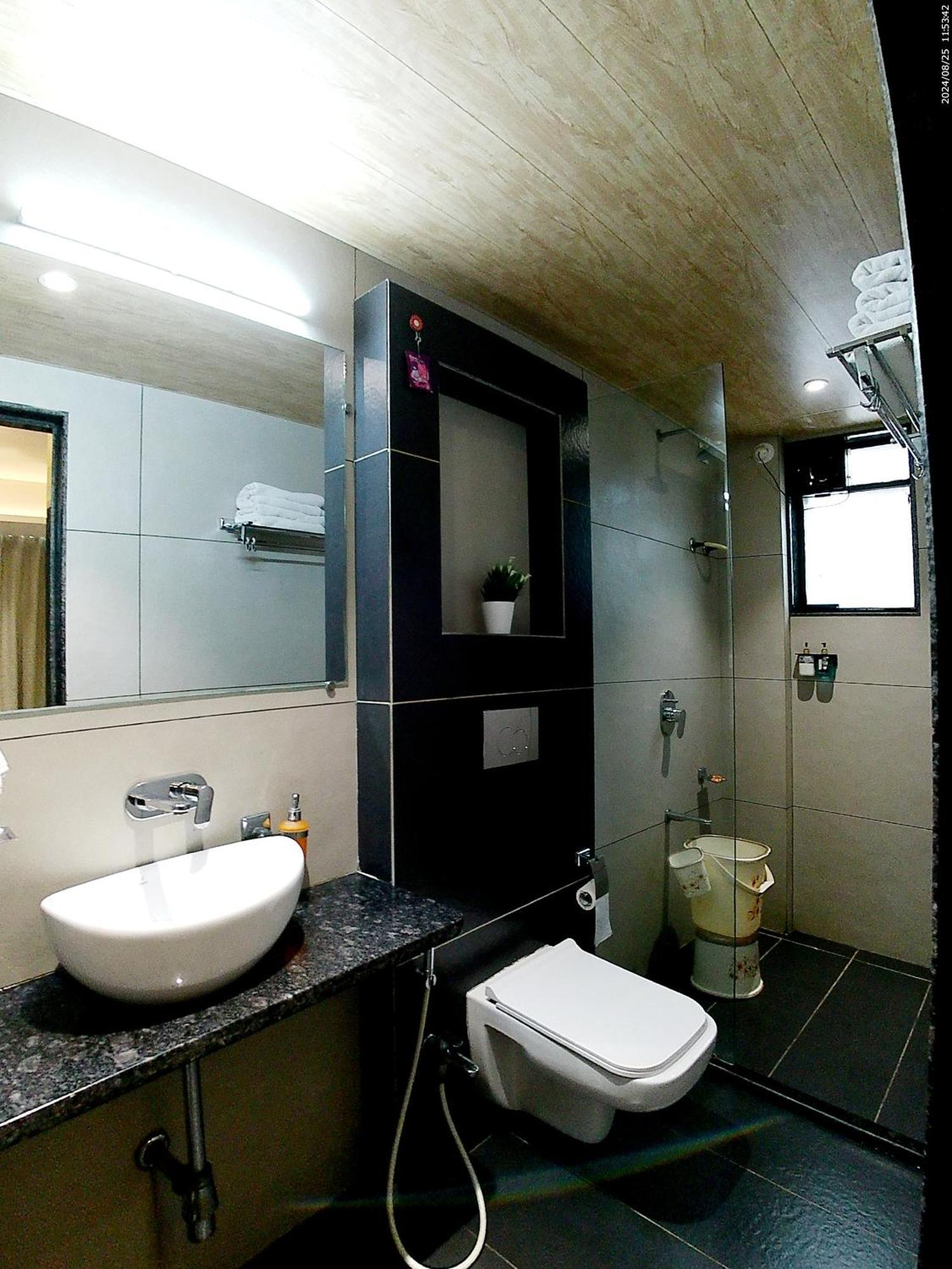 Hotel Sai Pratik, Newly Built Up, Complimentary Shuttle To The Temple Ширди Экстерьер фото