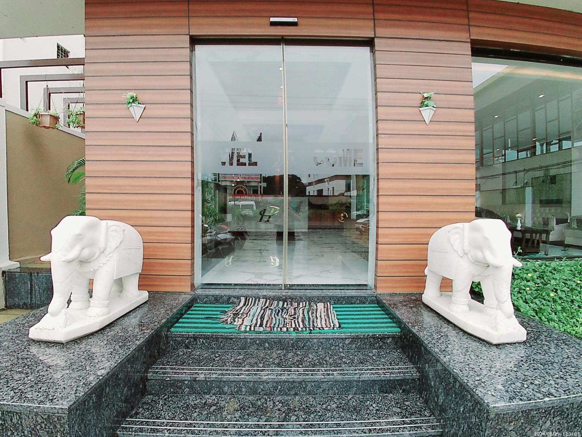 Hotel Sai Pratik, Newly Built Up, Complimentary Shuttle To The Temple Ширди Экстерьер фото